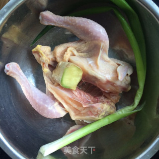 竹荪乳鸽汤的做法步骤：1