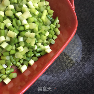 蒜苔炒槐花麦饭的做法步骤：4