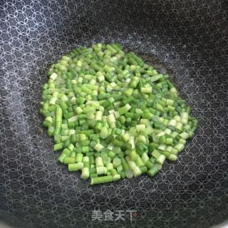 蒜苔炒槐花麦饭的做法步骤：5