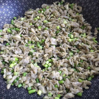 蒜苔炒槐花麦饭的做法步骤：7