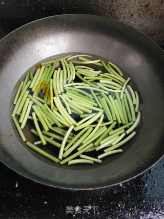 回锅蒜苔五花肉的做法步骤：2