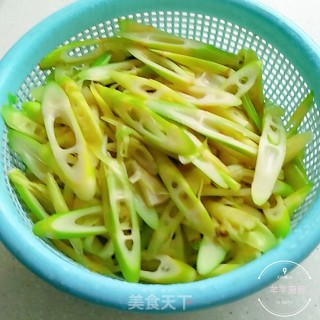 小竹笋炒牛肉的做法步骤：3
