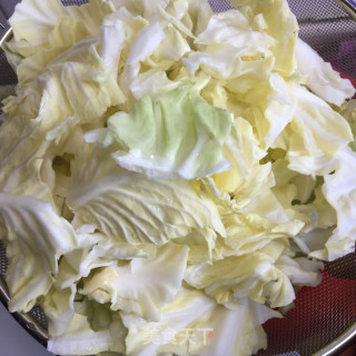 腊肉炒手撕包菜的做法步骤：1