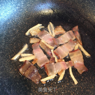 腊肉炒手撕包菜的做法步骤：3