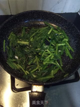 韭菜煎蛋的做法步骤：4