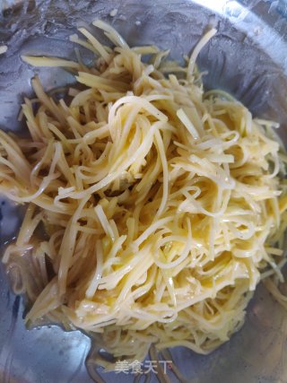 土豆丝饼的做法步骤：3