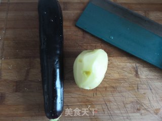 土豆炒茄条的做法步骤：1