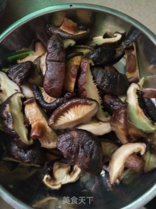 葱花炒香菇的做法步骤：1