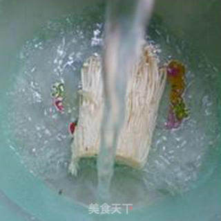 瘦肉丝炒金针菇的做法步骤：5