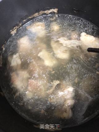 西红柿土豆炖牛腩的做法步骤：1