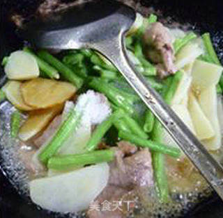 瘦肉片带豆炒土豆的做法步骤：11
