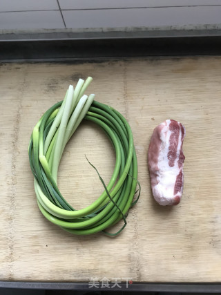 五花肉蒜苗的做法步骤：1