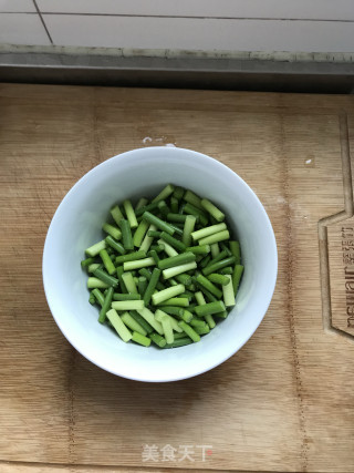 五花肉蒜苗的做法步骤：2