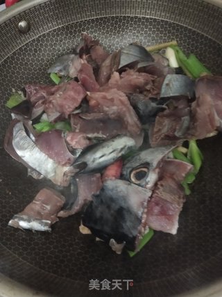 焖煮长翅鱼的做法步骤：3