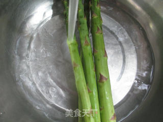 香干白玉菇炒芦笋的做法步骤：2