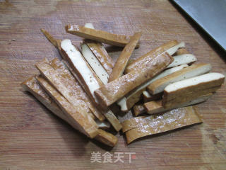 香干白玉菇炒芦笋的做法步骤：4
