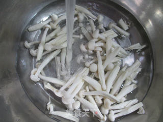 香干白玉菇炒芦笋的做法步骤：5