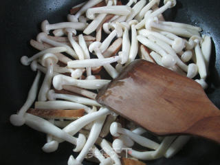 香干白玉菇炒芦笋的做法步骤：7