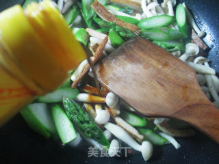 香干白玉菇炒芦笋的做法步骤：11