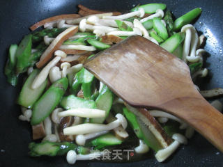 香干白玉菇炒芦笋的做法步骤：13
