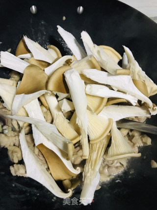 鸡腿肉焖猪肚菇的做法步骤：10