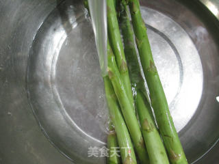 榨菜丝腐竹炒芦笋的做法步骤：2