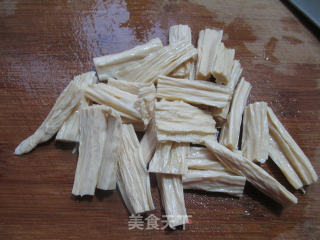 榨菜丝腐竹炒芦笋的做法步骤：4