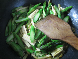 榨菜丝腐竹炒芦笋的做法步骤：7