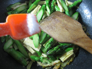 榨菜丝腐竹炒芦笋的做法步骤：9