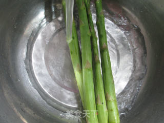 黑木耳芦笋炒虎皮鹌鹑蛋的做法步骤：2