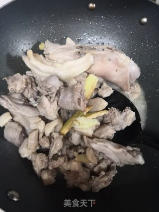 啤酒焖嫩鸭的做法步骤：2