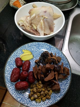 灵芝石斛煲老母鸡的做法步骤：1