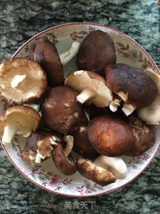 相互松茸土豆炖鸡的做法步骤：2