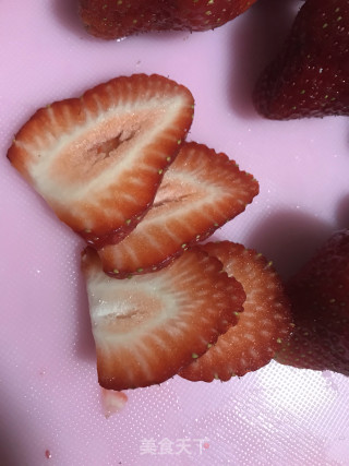 草莓酸奶冻的做法步骤：2