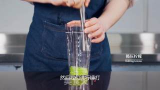 奶茶简单做法|满杯百香柠的做法步骤：2