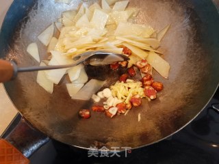 辣白菜炒土豆片的做法步骤：6