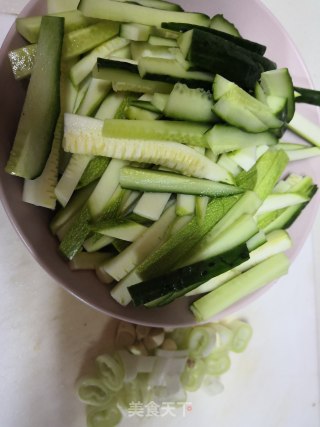 黄瓜炒西葫芦的做法步骤：1