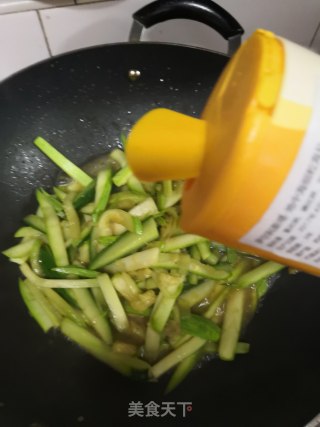 黄瓜炒西葫芦的做法步骤：3