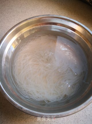 凉拌菠菜粉丝的做法步骤：1