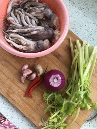 香辣鱿鱼头的做法步骤：1