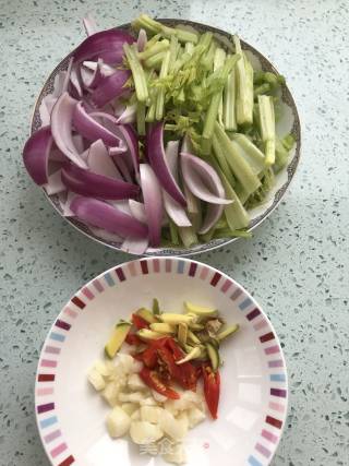 香辣鱿鱼头的做法步骤：2