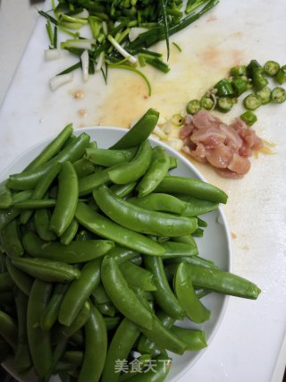 鸡肉炒甜豆的做法步骤：1