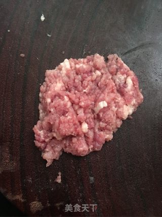 肉末蒸鲈鱼的做法步骤：1