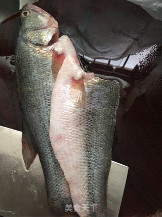 肉末蒸鲈鱼的做法步骤：2
