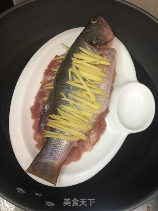 肉末蒸鲈鱼的做法步骤：5