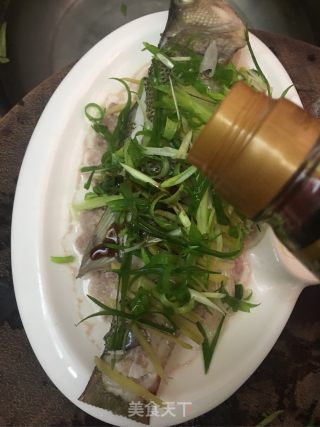 肉末蒸鲈鱼的做法步骤：7