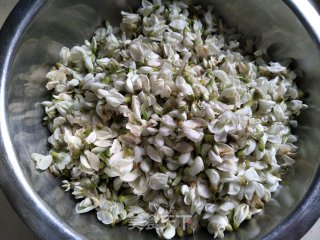 蒸槐花的做法步骤：1