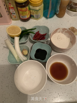 酸甜排骨的做法步骤：1