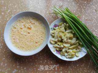 小葱春笋炒蛋的做法步骤：1