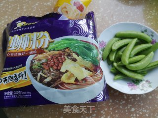 甜豆角烧螺蛳粉的做法步骤：1